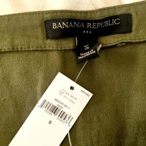 Banana republic linen blend tank in Iguana green.